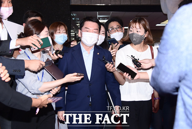 안철수 국민의힘 의원이 27일 오후 서울 여의도 국회 본청에 들어서며 취재진의 질문을 받고 있다.