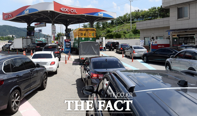 국제유가 하락과 유류세 인하 등으로 휘발유와 경유 등 석유제품 가격이 8주 연속으로 내렸다. 유류세 인하폭이 37%로 확대 적용된 지난달 1일 오후 서울 서초구 서울만남의광장 휴게소 주유소에 주유를 위해 모인 차량이 줄지어 서 있다. /더팩트 DB