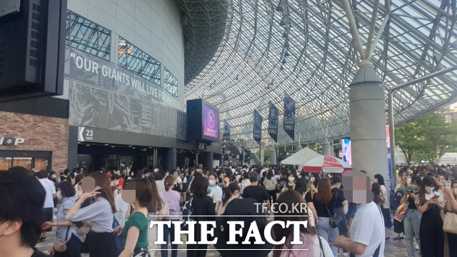 일본 도쿄돔에 SM엔터테인먼트 소속 가수들을 보기 위한 약 5만 명의 관객이 모였다. /강일홍 기자