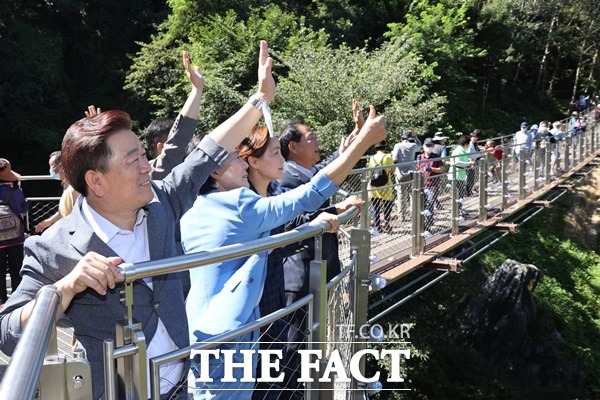 박승원 광명시장 주민들에게 손을 흔들고 있다,사진=광명시제공