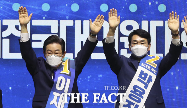 이재명(왼쪽), 박용진 더불어민주당 당대표 후보가 28일 서울 송파구 올림픽공원 체조경기장에서 열린 민주당 제5차 정기전국대의원대회에 참석해 인사를 하고 있다.