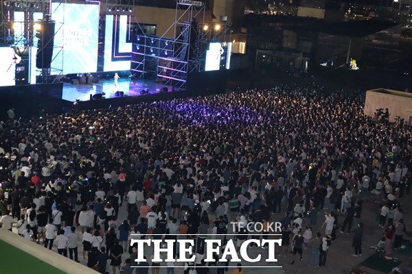 시화MTV거북섬 뮤직페스티벌 열광하는 관람객,/시흥=이상묵 기자