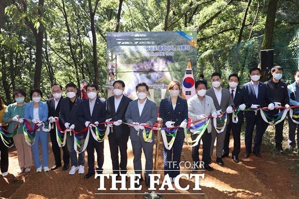 광명시는 지난 27일 도덕산 인공폭포 상부에서 박승원 광명시장 국회의원 도의원 시의원 지역 주민 등 약 100여 명이 참석한 가운데 도덕산 인공폭포 출렁다리 개통식을 가졌다,/광명시 제공