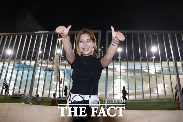 안산에서온 한 관람객은 시흥시에 웨이브 써핑장도 있고 처음 와봤는데 너무 좋다고 웃음을 잃지 않았다,/이상묵 기자