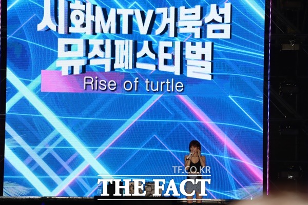 시화MTV거북섬 뮤직페스티벌에서 노래부르고 있는 가수 현아,/시흥=이상묵 기자