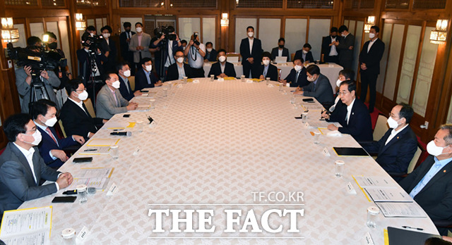 한덕수 국무총리가(오른쪽 가운데) 28일 서울 삼청동 총리공관에서 열린 고위 당정 협의회에서 인사말을 하고 있다. /국회사진취재단
