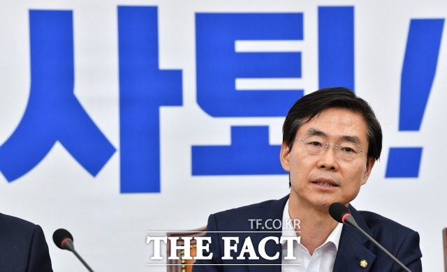 조경태 국민의힘 의원이 28일 서울 여의도 국회 소통관에서 기자회견을 열고 권성동 원내대표를 향해 사퇴를 촉구했다. /남윤호 기자