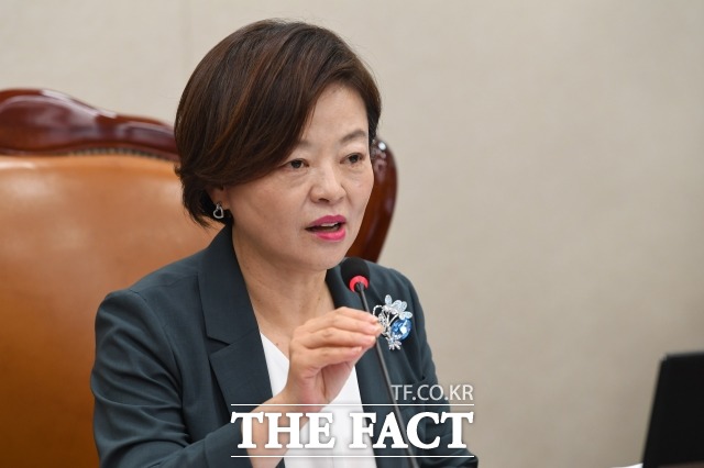 진선미(사진) 더불어민주당 의원이 금융감독원으로부터 제출받은 업권별 대출액 현황 자료에 따르면, 올해 6월 말 저축은행의 가계대출 총액은 41조9000억 원을 기록했다. 이중 신용대출 총액은 30조6000억 원에 달하는 것으로 나타났다. /남윤호 기자