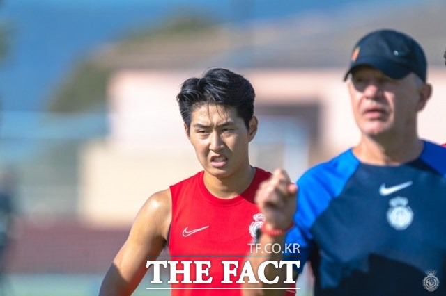 일본 국가대표 감독을 지낸 하비에르 아기레 감독의 수직적 축구를 잘 소화하고 있는 이강인./마요르카 홈페이지