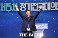  민주당 새 대표에 이재명...승리 예견한 '엄지 척' [TF사진관]