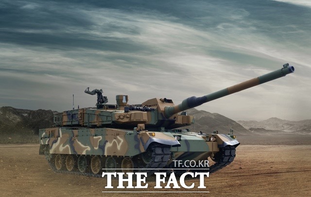 한국 육군의 주력 K2 흑표전차. 현대로템은 지난 26일 폴란드와 180대, 4조 4900억 원 규모의 수출 계약을 체결했다고 29일 밝혔다. 폴란드에 수출되는 전차는 육군의 흑표에 비해 보기륜이 하나 더 늘어나 덩치가 커진다. /현대로템