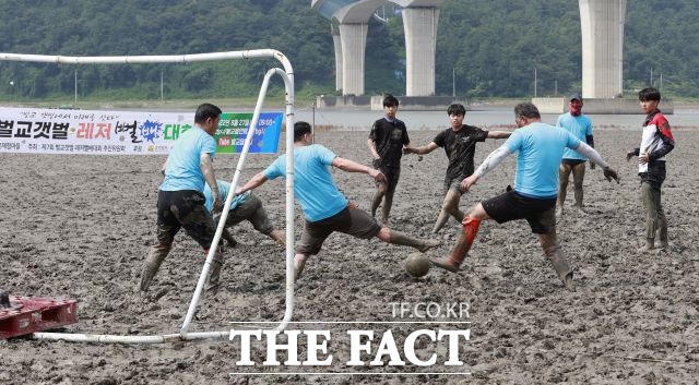 벌교갯벌 레저뻘배대회 참여자들이 갯벌에서 펼쳐지는 갯벌 풋살을 즐기고 있다. /보성군 제공