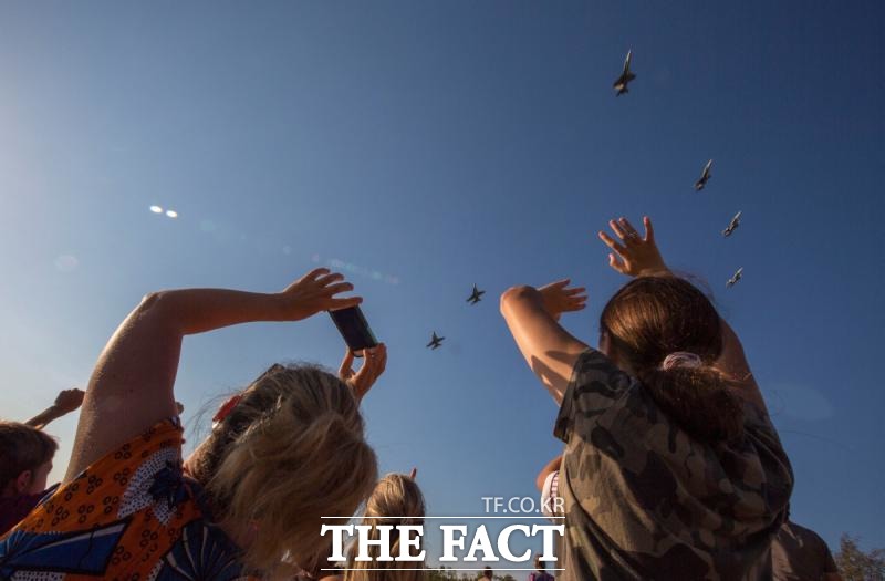 호주 주관 다국적 연합훈련인 피치블랙 2022 개막을 알리는 행사가 열린 지난 25일 오후 다윈의 민딜 비치에서 시민들이 전투기 사진을 찍고 있다./호주 공군