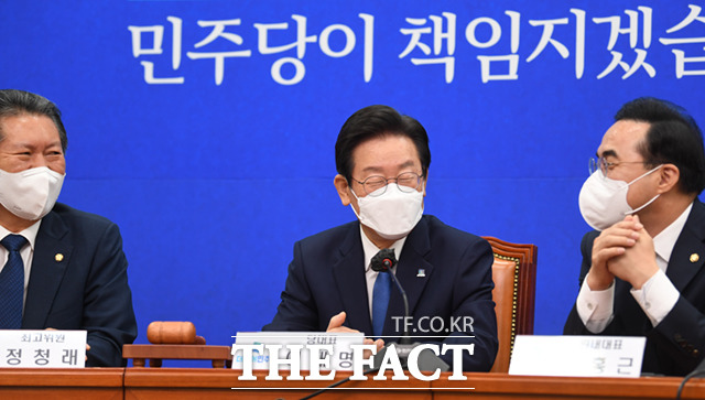 이재명 대표(가운데)가 박홍근 원내대표, 정청래 최고위원과 웃으며 대화를 나누고 있다.