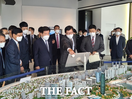 김진표 국회의장은 29일 오후 부산 북항재개발 홍보관에 방문한 뒤 우선 부산 엑스포 결정이 나오는 내년까지는 총력을 모아서 제대로 해야한다고 이같이 밝혔다. /부산=조탁만 기자.