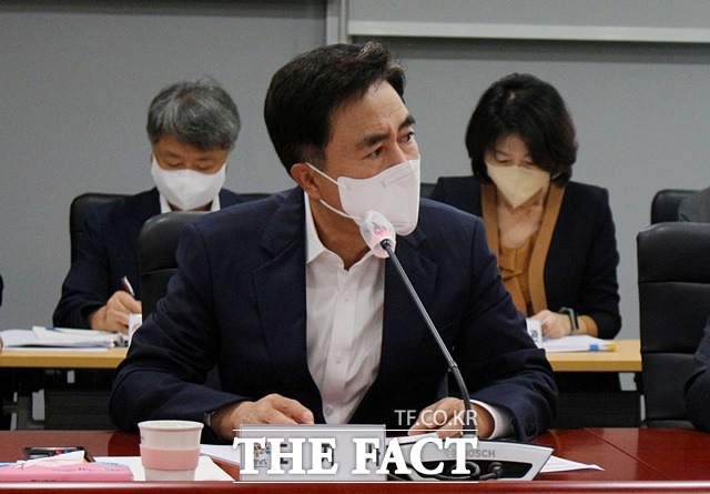 김태흠 충남도지사가 29일 도청 중회의실에서 열린 실국원장회의에서 모두발언을 하고 있다. / 내포 = 최현구 기자