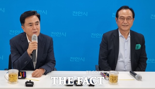 김태흠 충남도지사가 충남 천안을 찾아 도민과의 대화를 하고 있다. / 천안=김경동 기자