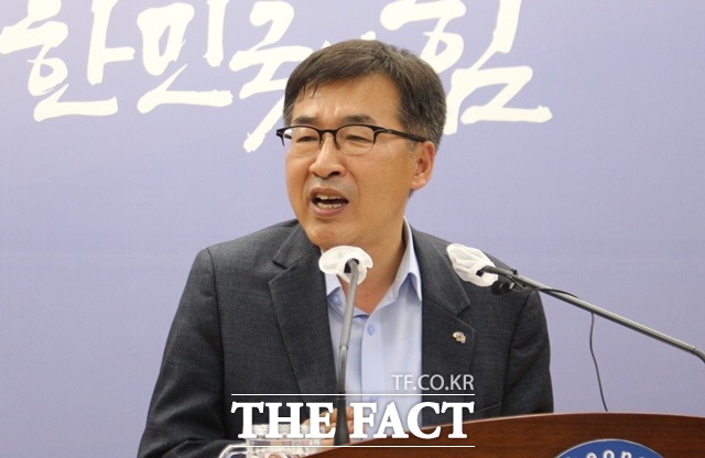 전형식 충남도 정무부지사가 30일 도청 프레스센터에서 정부예산 확보와 관련, 기자회견을 하고 있다. / 내포 = 최현구 기자