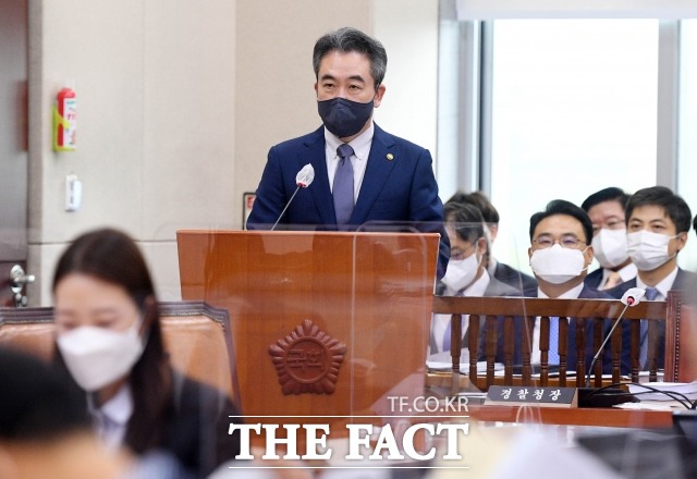 윤희근 경찰청장이 지난 29일 서울 여의도 국회에서 열린 행정안전위원회 전체회의에서 인사말을 하고 있다. /이선화 기자