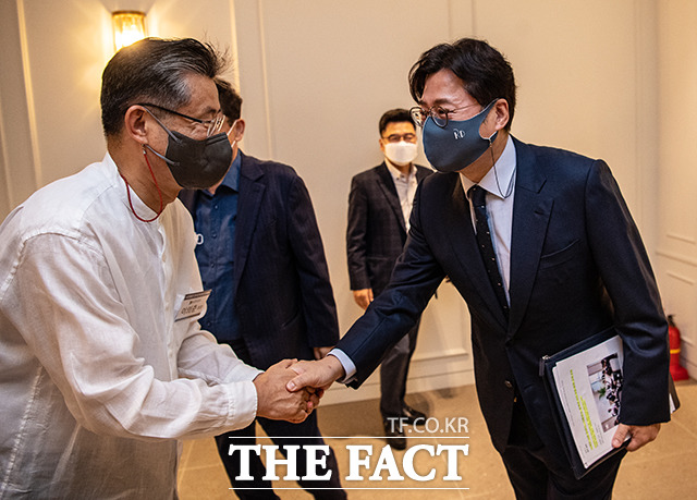 이의춘 한국인터넷신문협회 회장(왼쪽)과 홍익표 국회 문화체육관광위원장이 인사를 나누고 있다.