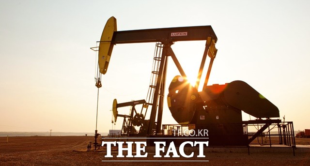 산유국들의 공급차질 가능성으로 국제유가가 29일(현지시각) 4%대 급등했다. 미국 석유업체 헤스코퍼레이션이 운영하는 노스다코타주 펌프잭이 움직이고 있다./헤스코퍼레이션