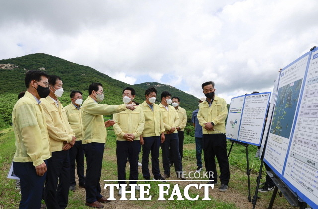 신우철 완도군수, 김영록 전남지사와 가뭄으로 인한 물 부족 해소를 위해 노화, 보길을 방문 현장 점검했다/완도군 제공