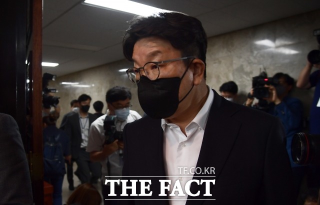 권성동 국민의힘 원내대표는 30일 열린 의원총회 모두발언에서 새 비대위 출범 말고 어떤 대안이 있느냐. 의원총회 결정을 우리 스스로 무겁게 생각해야 한다고 말했다. /이새롬 기자