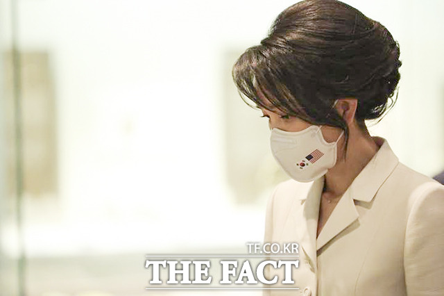 김건희 여사가 지난 6월 북대서양조약기구(NATO·나토) 정상회의 순방 당시 착용했던 장신구 중 2점은 지인에게 빌렸고, 1점은 소상공인에게 구입했다고 대통령실이 30일 밝혔다. 사진은 기사 내용과 무관함. /대통령실 제공