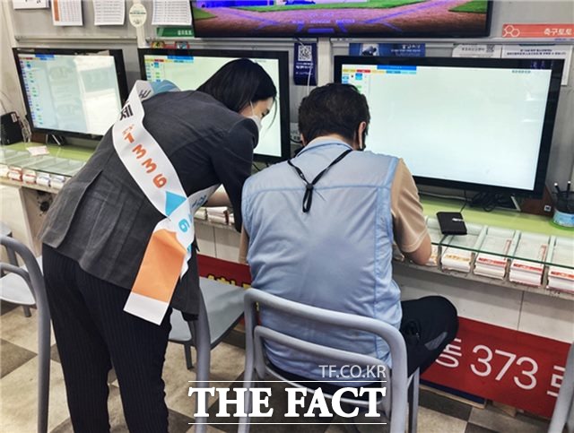 지난 24일 서초구에서 펼쳐진 도박중독 예방 캠페인에서 현장 상담을 진행하고 있는 캠페인 관계자와 시민./스포츠토토코리아 제공