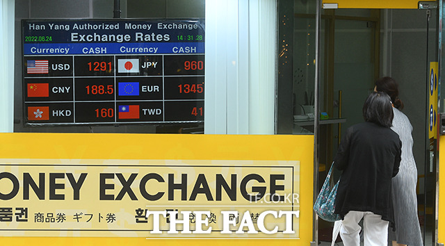 31일 서울 외환시장에서 달러 대비 원화 환율은 전날 종가보다 3.3원 오른 1350.0원에 개장해 장 초반 1352.3원까지 상승했다. /이동률 기자