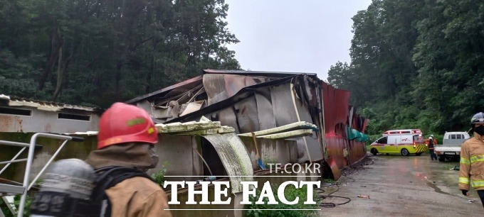 의성군 의성읍 오로리의 한 돈사에서 원인을 알 수 없는 화재가 발생했다/의성소방서 제공