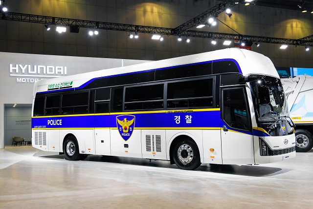 현대차가 공개한 수소전기버스 경찰버스는 2개의 수소연료전지로 구성된 총 180 kw급 연료전지스택이 탑재되었으며, 완충 시 최대 550km의 주행이 가능하다. /현대차그룹 제공