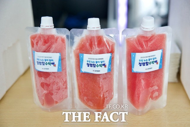 한전KDN이 ‘맑은 윗물 청렴 캠페인을 진행하면서 배부한 우린 노는 물이 달라, 청렴할 수박에라는 스티커가 부착된 청렴(수박) 주스. / 한전KDN 제공