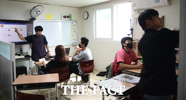 소보사에서는 수어 의사소통 여부에 따라 학생의 학습기준이 나뉘며, 수어를 알지 못하는 학생에게는 1대1 맞춤형 수업이 이뤄진다.