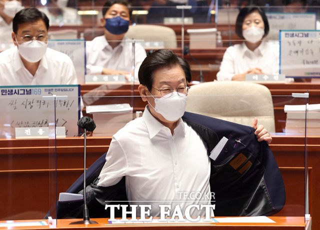 이재명 더불어민주당 대표가 31일 오후 서울 여의도 국회에서 열린 ‘2022년 정기국회 대비 국회의원 워크숍’에 참석해 재킷을 벗고 있다. /국회=이새롬 기자
