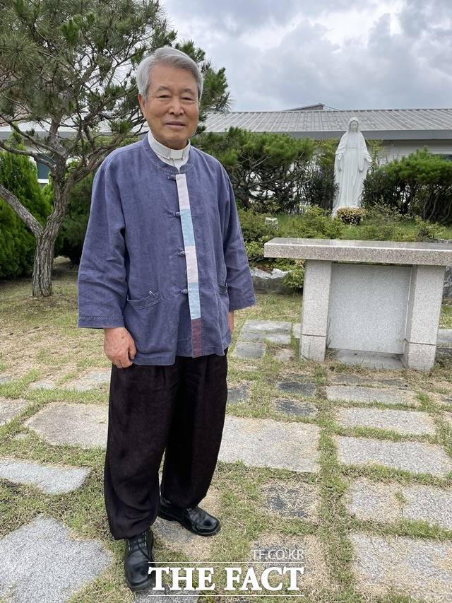 박창신 신부는 신학대를 나와 군 제대 후 1973년 사제 서품을 받았고 39년간 익산, 정읍, 전주 성당 등에서 사제로 부역하다 2012년 8월 은퇴했다. 전북지역에서는 가난한 이들과 함께하고 부당한 권력에 맞서면서 문정현·규현 형제 신부와 함께 대표적인 강성 신부로 꼽힌다. 사진=김도우기자