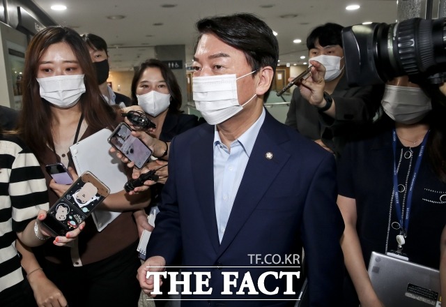 20대 대통령 선거 당시 안철수 국민의당 후보(현 국민의힘 의원)의 경제 공약을 비판한 혐의를 받는 이상민 나라살림연구소 연구원이 31일 검찰에 조사받기 위해 출석했다. /남윤호 기자