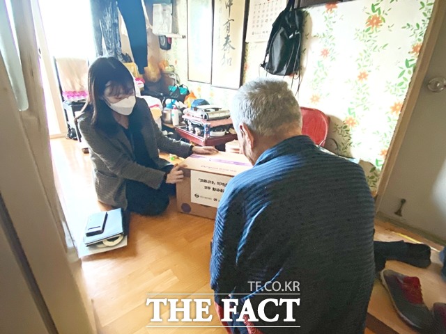 천안시 성정2동 직원이 복지위기가구를 방문해 긴급식료품을 전달하는 모습. / 천안시 제공