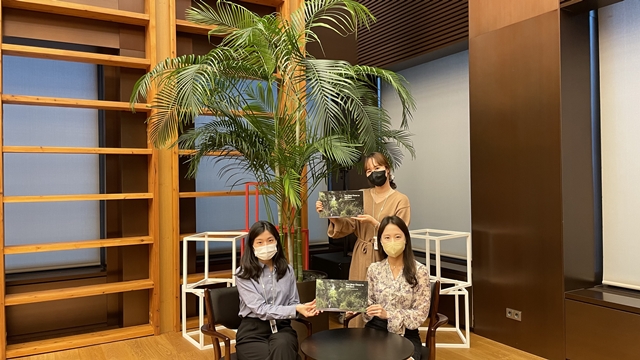 SK이노베이션 구성원들이 2022년 넷제로 특별 보고서를 소개하고 있다. /SK이노베이션 제공