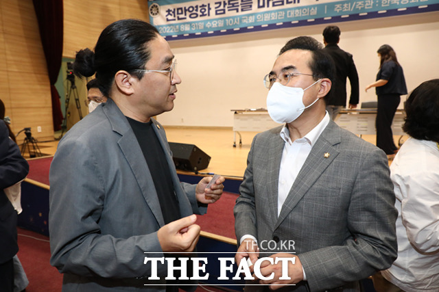 박홍근 원내대표(오른쪽)와 김한민 감독이토론회를 마친 뒤 이야기를 나누고 있다.