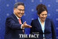  환하게 웃는 박진 장관과 살몬 북한인권 특별보고관 [포토]