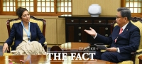 살몬 북한인권 특별보고관에게 환영사 전하는 박진 장관 [포토]
