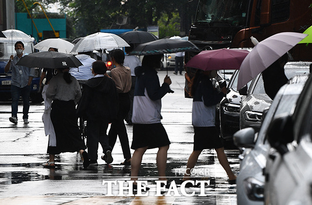 지난달 30일 오전 서울 영등포구 여의도공원 일대의 시민들이 우산을 쓰고 발걸음을 재촉하고 있다./이동률 기자