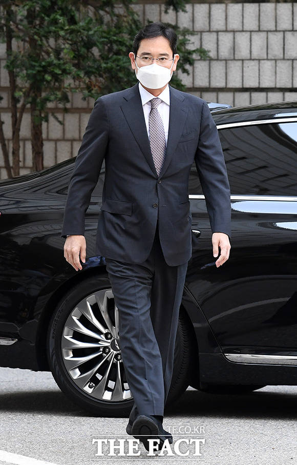 대통령실은 1일 이재용 삼성전자 부회장이 2030 부산 엑스포 유치를 위한 특사로 결정됐다고 밝혔다. 이 부회장이 이날 오전 서울 서초구 서울중앙지방법원에서 열린 회계부정·부당합병 의혹 관련 속행 공판에 출석하는 모습. /남용희 기자