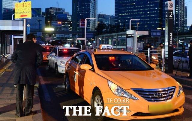 서울시가 택시 기본요금 1000원 인상과 함께 심야할증 요금 인상도 추진한다. /이새롬 기자