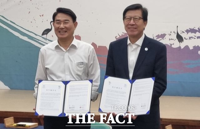 박형준 부산광역시장(우측)과 노관규 순천시장이 상생협력 업무협약서에 서명한 뒤 펼쳐보이고 있다. /유홍철 기자