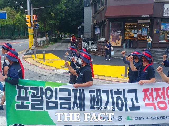 전국민주노동조합총연맹 전국건설노조 대전세종건설지부 조합원들이 1일 대전시 둔산동 일원 도로에서 가두시위를 펼치고 있다. / 대전=라안일 기자