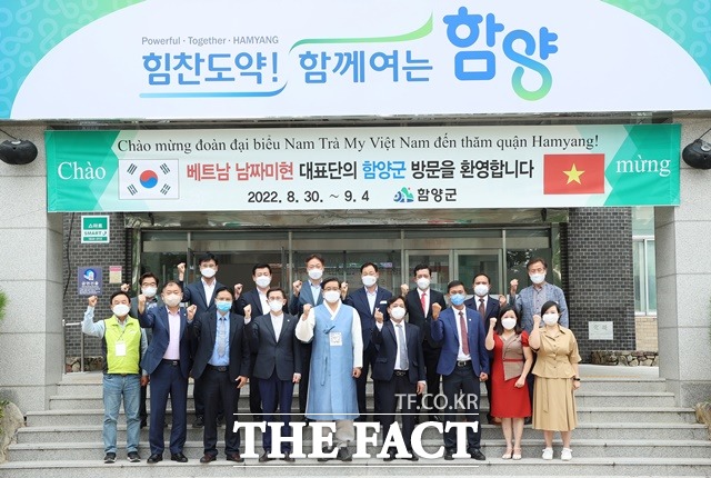 베트남 남짜미현 쩐 유이 융 현장을 비롯한 대표단 6명이 함양산삼축제 개막에 맞춰 함양군을 방문했다./함양군 제공