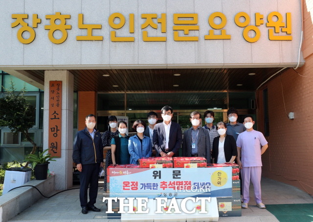 장흥군이 추석 명절을 맞이하여 위문품을 전달했다/장흥군 제공