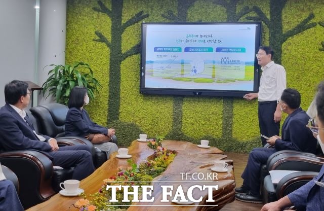 노관규 순천시장이 업무협약에 앞서 박형준 부산광역시장 등 부산시 관계자들을 대상으로 순천정원박람회가 개최되기까지 과정과 경험 등을 설명하고 있다. /유홍철 기자